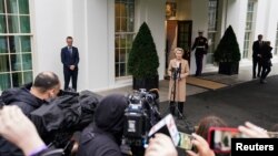 Zonja Von der Leyen duke folur me gazetarët në Shtëpinë e Bardhë pas takimit me Presidentin Biden (10 mars 2023)