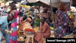 Des femmes vendent des fraises sur un marché ouvert à Ouagadougou, le 6 mars 2017. (Photo d'ISSOUF SANOGO / AFP)