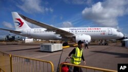 资料照片：2024年2月20日，一架C919飞机在新加坡航展期间展出。（美联社照片）