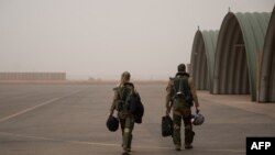 Des soldats français marchent dans la base aérienne française BAP de Niamey, le 15 mai 2023.