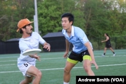Members of the University of North Carolina Darkside men's ultimate frisbee team at a training session in Chapel Hill, North Carolina onThursday, April 13, 2023. (VOA/Andrew Smith)