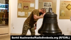 Дзвін, представлений під час богослужіння 25 липня в Києво-Печерській лаврі. Дзвін церкві подарував Іван Мазепа, коли був гетьманом України в XVII-XVIII ст.