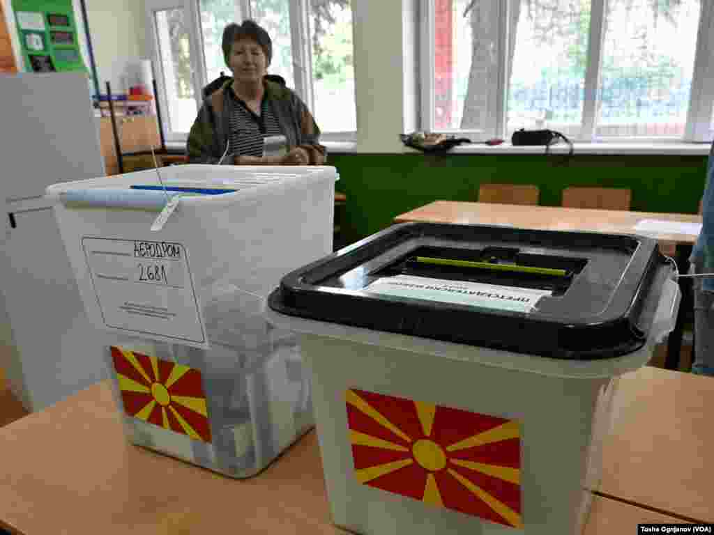 Македонските граѓани излегоа на гласање, на располагање имаат две гласачки кутии: За претседател и за пратеници во Македонското собрание.