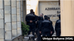 Ülvi Həsənli Xətai rayon məhkəməsindən aparılarkən.