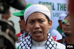 Koordinator unjuk rasa aksi Solidaritas untuk Palestina, Husain mengatakan bahwa melalui aksi ini ingin menyampaikan kepada Amerika Serikat untuk stop memberikan dukungan penyerangan Israel ke Palestina. (VOA/Indra Yoga)