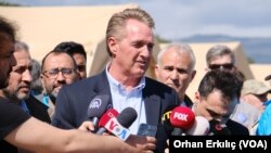 제프 플레이크(가운데) 튀르키예 주재 미국 대사가 하타이 지진 피해 지역 의료시설 지원에 관해 기자회견하고 있다. (자료사진)