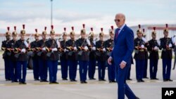 លោកប្រធានាធិបតី Joe Biden ដើរក្បែរឆ្មាំកិត្តិយសបារាំងបន្ទាប់ពីទៅដល់អាកាសយានដ្ឋាន Orly ភាគខាងត្បូងទីក្រុងប៉ារីសថ្ងៃពុធ ទី៥ ខែមិថុនា ឆ្នាំ២០២៤។