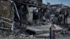 Seorang perempuan tampak berada di lokasi dari sebuah bangunan yang rusak akibat serangan rudal Rusia di Pokrovsk, wilayah Donetsk, Ukraina, pada 9 Agustus 2023. (Foto: AP/Libkos)