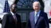 Presiden AS Joe Biden (kanan) menyambut kedatangan Presiden Kenya William Ruto ke Gedung Putih, Washington, pada 22 Mei 2024. (Foto: AP/Susan Walsh)