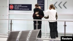 ពលរដ្ឋ​បារាំង​និង​ពលរដ្ឋ​អឺរ៉ុប​ផ្សេង​ទៀត​ដែល​ត្រូវ​បាន​ជម្លៀស​ចេញ​ពី​នីហ្សេ បាន​មក​ដល់​ទីក្រុង​ប៉ារីស​ប្រទេស​បារាំង​កាល​ពី​ថ្ងៃ​ទី ២ ខែ​សីហា ឆ្នាំ​២០២៣។