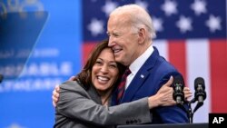 Potpredsjednica Kamala Haris i predsjednik Joe Biden poslije govora o zdravstvenoj zaštiti u Sjevernoj Karolini, 26. mart, 2024.(Foto: AP/Matt Kelley)