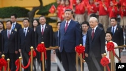 ประธานาธิบดีสี จิ้นผิง และเลขาธิการใหญ่พรรคคอมมิวนิสต์เวียดนาม เหงียน ฟู จรง เข้าร่วมพิธีต้อนรับที่ทำเนียบประธานาธิบดีในกรุงฮานอน เวียดนาม เมื่อวันที่ 12 ธ.ค. 2023 (ภาพเอพี)