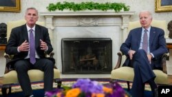 Kevin McCarthy (G) mokambi ya ba républicains na Suku ya balakisi bilongi na président Joe Biden, na bureau Ovale, Maison Blanche, Washington D.C., 22 sanza ya mitano 2023.
