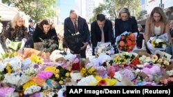 นายกรัฐมนตรีออสเตรเลีย แอนโธนี อัลบาเนซี ร่วมวางดอกไม้หน้าห้างที่เกิดเหตุ เพื่อรำลึกถึงเหยื่อในเหตุการณ์คนร้ายใช้มีดแทงที่ห้างสรรพสินค้าในนครซิดนีย์ ออสเตรเลีย