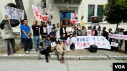 2024年8月10日，近百名来自旧金山湾区、洛杉矶和拉斯维加斯的中国民运人权人士在中国驻旧金山总领事馆门前举行集会，声援刚刚被中国当局抓捕的湖南勇士方艺融、抗议中国当局让著名人权律师高智晟强迫失踪7年整。（周星晨拍摄）