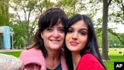 Judith Raanan, à gauche, et sa fille Natalie, 17 ans, lors de sa graduation (photo non datée). Israël a annoncé que les deux femmes américaines ont été libérées le 20 octobre 2023. (Famille Raanan via AP)