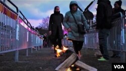 آتش افروزی بخشی از این جشن سنتی است؛ هفت کپه آتش و پریدن از روی آن با زمزمه زردی من از تو و سرخی تو از من.