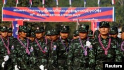 미얀마 내 소수민족 반군 조직인 '카렌국민연합(KNU)' 병사들이 조직 창립 기념 행사에서 행진하고 있다. (자료사진)