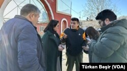 Bəxtiyar Hacıyevin vəkilləri, hüquq müdafiəçiləri Ədliyyə Nazirliyinin Penitensiar Xidmətinin müalicə müəssisəsinin qarşısında.