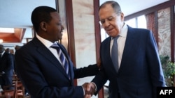 Alfred Mutua du ministère des Affaires étrangères kenyan et le chef de la diplomatie russe Sergei Lavrov.