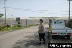 玛雅·斯瓦尼泽走在阿纳克利亚原本建造深海港的入口处。2020年施工后不久，合同被取消，留下成堆的沙子和泥土。