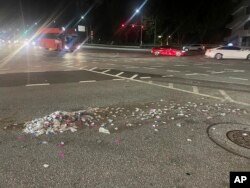 29일 한국 서울의 도로 한복판에 북한이 보낸 것으로 추정되는 풍선에서 터져나온 쓰레기가 뿌려져있다.