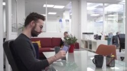 Руските новинари од егзил му парираат на контролираното државно известување