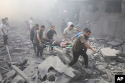 Palestinci evakuišu ranjene nakon izraelskog vazdušnog udara na izbeglički kamp Rafa, na jugu Poasa Gaze, 12. oktobra 2023.