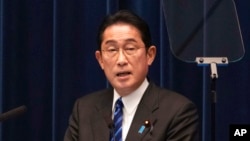资料照：日本首相岸田文雄在东京举行的新闻发布会上发表讲话。（2023年2月24日）