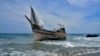 Sebuah perahu yang digunakan untuk membawa etnis Rohingya bersandar di Pantai Indra Patra di Desa Ladong, Provinsi Aceh, Minggu, 25 Desember 2022. (Foto: AP)
