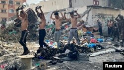 Predaja grupe muškaraca ispred bolnice Kamal Advan u Gazi (Foto: IDF/Handout via REUTERS)