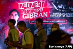 Pendukung putra Presiden RI Joko Widodo sekaligus Wali Kota Surakarta saat ini, Gibran Rakabuming Raka di Jakarta pada 21 Oktober 2023. (Foto: Bay ISMOYO/AFP)
