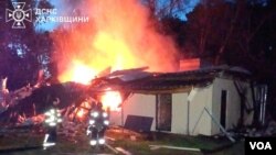 6일 우크라이나 하르키우에서 러시아 군의 드론 공격으로 화재가 발생한 저택을 우크라이나 소방관이 진압하고 있다. (사진출처: STATE EMERGENCY SERVICE OF UKRAI)
