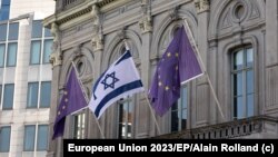 Hamas'ın İsrail saldırısının ardından Brüksel'deki Avrupa Parlamentosu binalarının önünde İsrail bayrağı asıldı.