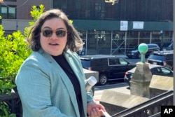 Kathleen Corradi, direktur mitigasi hewan pengerat seluruh kota yang pertama New York, juga dikenal sebagai "tsar tikus", di New York, Rabu, 12 April 2023. (AP/Bobby Caina Calvan)