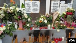 Položeno cveće i zapaljene sveće ispred ulaza u OŠ "Vladislav Ribnikar" na Vračaru (foto: Vesna Radović/Fonet)