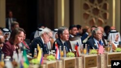 Menteri Luar Negeri Amerika Serikat (AS) Antony Blinken,menghadiri pertemuan puncak yang membahas bantuan kemanusiaan untuk Gaza di Laut Mati, Yordania, Selasa, 11 Juni 2024. (Foto: Alaa Al Sukhni/Pool Photo via AP)