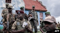 Kanali John Imani Nzenze (katikati), kamanda wa kundi la waasi la M23