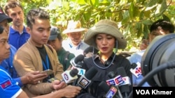 អ្នកនាំពាក្យក្រសួងកសិកម្ម កញ្ញា អ៊ឹម រចនា ផ្តល់បទសម្ភាសន៍ជាមួយអ្នកយកព័ត៌មាន នៅខេត្តកំពង់ធំ ថ្ងៃទី៣០ ខែវិច្ឆិកា ឆ្នាំ២០២៣។ (ហ៊ុល រស្មី/វីអូអេ)