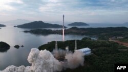 지난 5월 북한이 군사정찰위성을 발사했다며 조선중앙통신을 통해 공개한 장면 (자료사진)