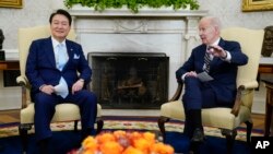 조 바이든(오른쪽) 미국 대통령과 윤석열 한국 대통령이 26일 백악관 오벌오피스(대통령 집무실)에서 회담 직전 환담하고 있다.