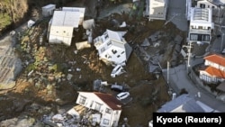 ภาพถ่ายทางอากาศแสดงให้เห็นบ้านเรือน ถนน และรถราที่พังพินาศ เพราะเหตุแผ่นดินไหว ในเมืองคานาซาวา จังหวัดอิชิคาวา เมื่อ 2 ม.ค. 2567 (ภาพถ่ายจากสำนักข่าว Kyodo)