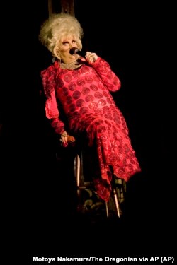 Darcelle saat tampil dalam pertunjukan di klub malam Darcelle XV di Portland, Oregon, 22 Juni 2007. (Foto: Motoya Nakamura/The Oregonian via AP)