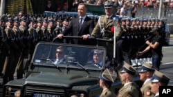 Полскиот претседател Анджеј Дуда ги поздрави војниците на големата воена парада која требаше да го покаже одбранбениот потенцијал на Полска додека беснее војна во соседна Украина