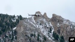 Helikopter milik Departemen Keamanan Publik Utah terbang membawa tim evakuasi, yang mencari pemain ski yang tewas akibat longsoran salju, dari Hidden Valley Park di Sandy, Utah, pada 9 Mei 2024. (Foto: AP/Rick Bowmer)