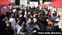 寻找工作的中国年轻人参加安徽阜阳举行的一个招聘会。 (2023年1月29日)