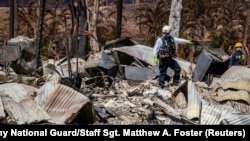 Tim penyelamat gabungan terus melakukan pencarian di area permukiman yang luluh lantak akibat kebakaran hutan di kota Lahaina, Maui, Hawaii, 15 Agustus 2023.