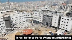 ในภาพที่มีการเผยแพร่ออกมาเมื่อ 25 มี.ค. 2567 แสดงให้เห็นรถถังคนหนึ่งขณะเคลื่อนตัวเข้าใกล้โรงพยาบาลชิฟา ในกาซ่าซิตี้ ที่ซึ่งกองทัพอิสราเอลอ้างว่า พบอาวุธจำนวนหนึ่ง (Reuters)