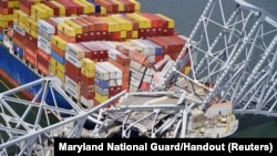 Pemandangan dari udara kapal kargo Dali yang menabrak jembatan Francis Scott Key Bridge hingga ambruk, di Baltimore, Maryland, AS, Selasa, 26 Maret 2024. (Foto: Maryland National Guard via Reuters)