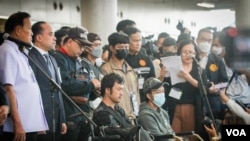 2023年10月12日，泰国国民在哈马斯冲突中从以色列撤离后抵达曼谷素万那普国际机场。其中一名泰国公民自称曾被困在交火中，膝盖中弹。 （美国之音记者拍摄）